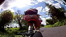 Paseo en bicicleta mostrando las bragas este viejito me queria coger cumshot al aire libre