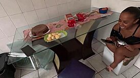 Pequena safada comes to fuck and leaves with her pussy full of cum 😏