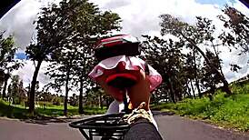 Paseo en bicicleta mostrando las bragas este viejito me queria coger cumshot al aire libre