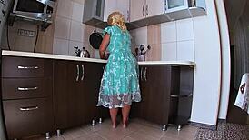 Peeping under the skirt of a mature housewife and anal sex in a big ass