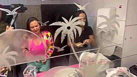 巴西酒吧熟女爆菊肛内射，内裤还挂着