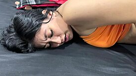 Sexo lésbico, le follo el coño de mi hijastra a ver que está sola