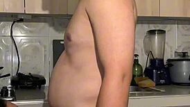 mi madrastra seduce en la cocina con su gran culo