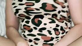 ISTRI YANG SUKA SELINGKUH SERING DIGOYANG PRIA LAIN DI TEMPAT KERJANYA!