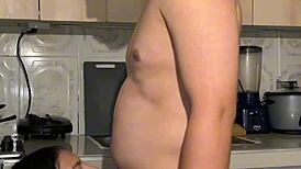 mi madrastra seduce en la cocina con su gran culo