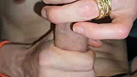 戴手套人妻撸管榨精湿逼穿环奶头小奶18+