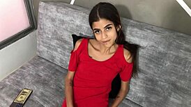 hermanastra pequeña me cumple el sueño de hacerme una mamada y correrme en su joven cara - historia completa