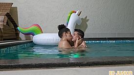 淫荡女星泳池里跟男优狂干