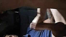 Le Pago a Una Chica para Que Me Haga Una Mamada en el Coche y Se Traga Mi Leche
