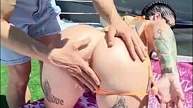 me follo a mi vecina en la piscina y jugando al futbolín