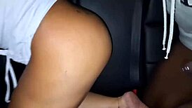 Dei uma carona pra minha vizinha e botei nela no banco de traz do carro