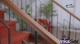 18岁女学生和继母跟年轻白人玩