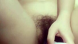 哦耶，饥渴中国熟女主播发湿漉自慰视频给炮友！