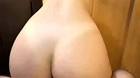 年轻女友淋浴骑乘激情