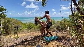 Sexo anal ao ar livre em praia nordestina com vizinha latina submissa