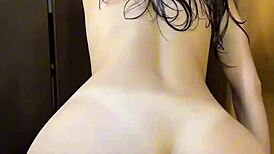 年轻女友淋浴骑乘激情