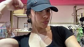 Zorra caliente sorprendida atrapada probándose bikini con sus tetas perfectas y culo grande?