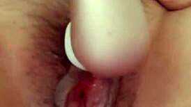 Llego de la oficina con medias y me masturbo