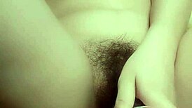 哦耶，饥渴中国熟女主播发湿漉自慰视频给炮友！