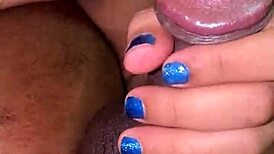 Hot babe gives blowjob to her boyfriend 😘