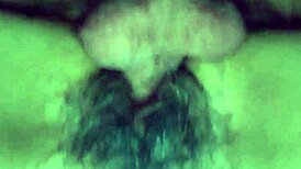 joven folla a anciana real en estilo perrito