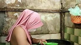gadis hijab mandi sambil masturbasi