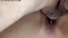 sexo arriesgado detrás de la mampara mientras la gente pasa yo se la chupo brinco y me acorrala mi coño con su polla gorda y dura 😏