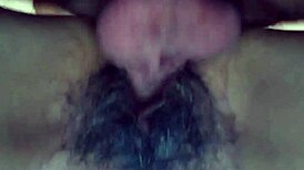 joven folla a anciana real en estilo perrito