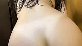 年轻女友淋浴骑乘激情