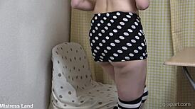 超爽看迷你裙日本妹桌下扣逼自慰