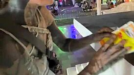 泰国疯狂猫娘喂流浪猫没啥看头