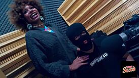 Giovanna Bombom shares interview tips during casting workout session.