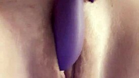 她指奸假屌玩逼到激烈高潮