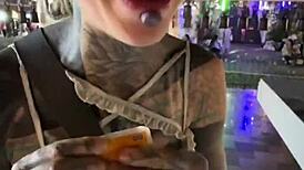 泰国疯狂猫娘喂流浪猫没啥看头