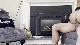 Orgasmos multiples en la sala, que rico!