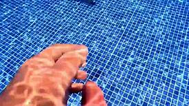 atrapo en la piscina a desconocida golosa de culo enorme y le clavo la verga directo al co�o