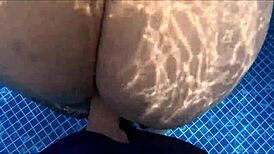 atrapo en la piscina a desconocida golosa de culo enorme y le clavo la verga directo al co�o