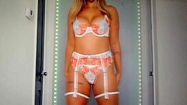 La Belle Femme Asiatique Milf Shows Off Her Ass 😘