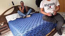 Tarde de videojuegos y mis amigos terminan follando!