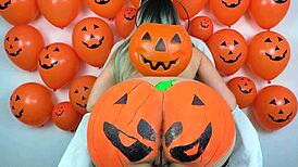 Doces ou rola dura loira fode com negro dotado em noite de halloween