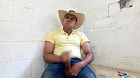 Yuri Gaúcho - Agroboy Super Dotado Esguichando Porra Da Pica Grossa - Urso Brasileiro Gozando Forte!