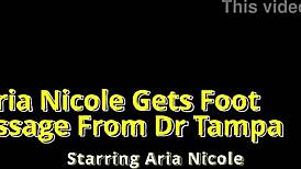 艾莉亚·妮可躺着让医生坦帕按摩纹身脚趾脚底特写
