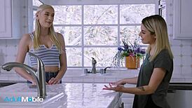 金发妹按摩性感室友舔她湿修阴户😍👅💦