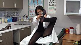 艾莉亚·妮可躺着让医生坦帕按摩纹身脚趾脚底特写