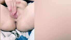 Novinha Ayumi rubs her pussy while smoking casually at home