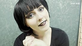 FUCK HORNY GOTH MAVIS DRACULA'S PINK PUSSY NOW AND CUM ON FEET!