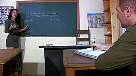 苗条拉丁妹Amia Miley挑逗亚洲男然后乳爆射！