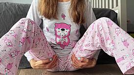 Babe Fingers Teen Pussy to Squirting Orgasm Close-Up Homemade