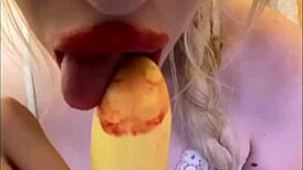 Elza kom's sweet dance hides her bimbo blowjob cravings underneath