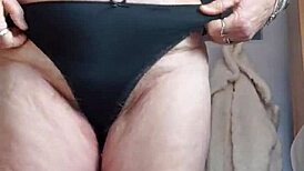 德国老骚货毛逼塞黄瓜自慰玩